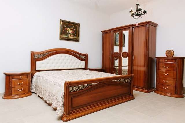 комплект меблів для спальні коричневого кольору